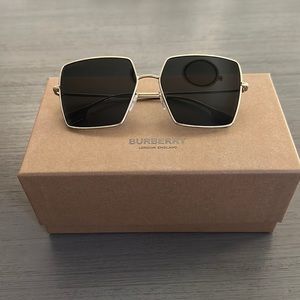 Burberry Daphne Sunglasses - Like New!